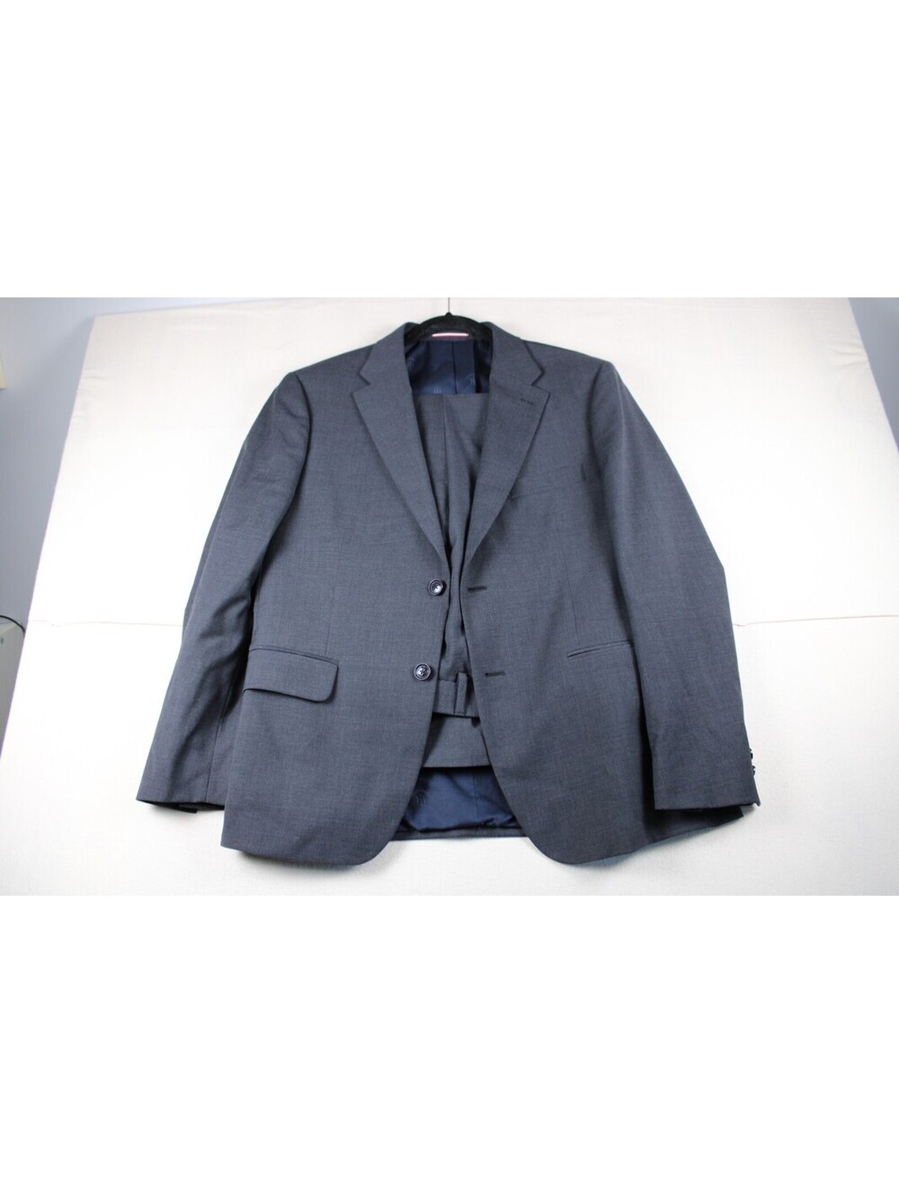 Tommy Hilfiger Men's Gray 2-Piece Suit – Size 36x30 – Excellent Condition